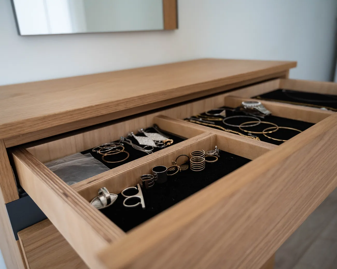 Bedroom chest of drawers