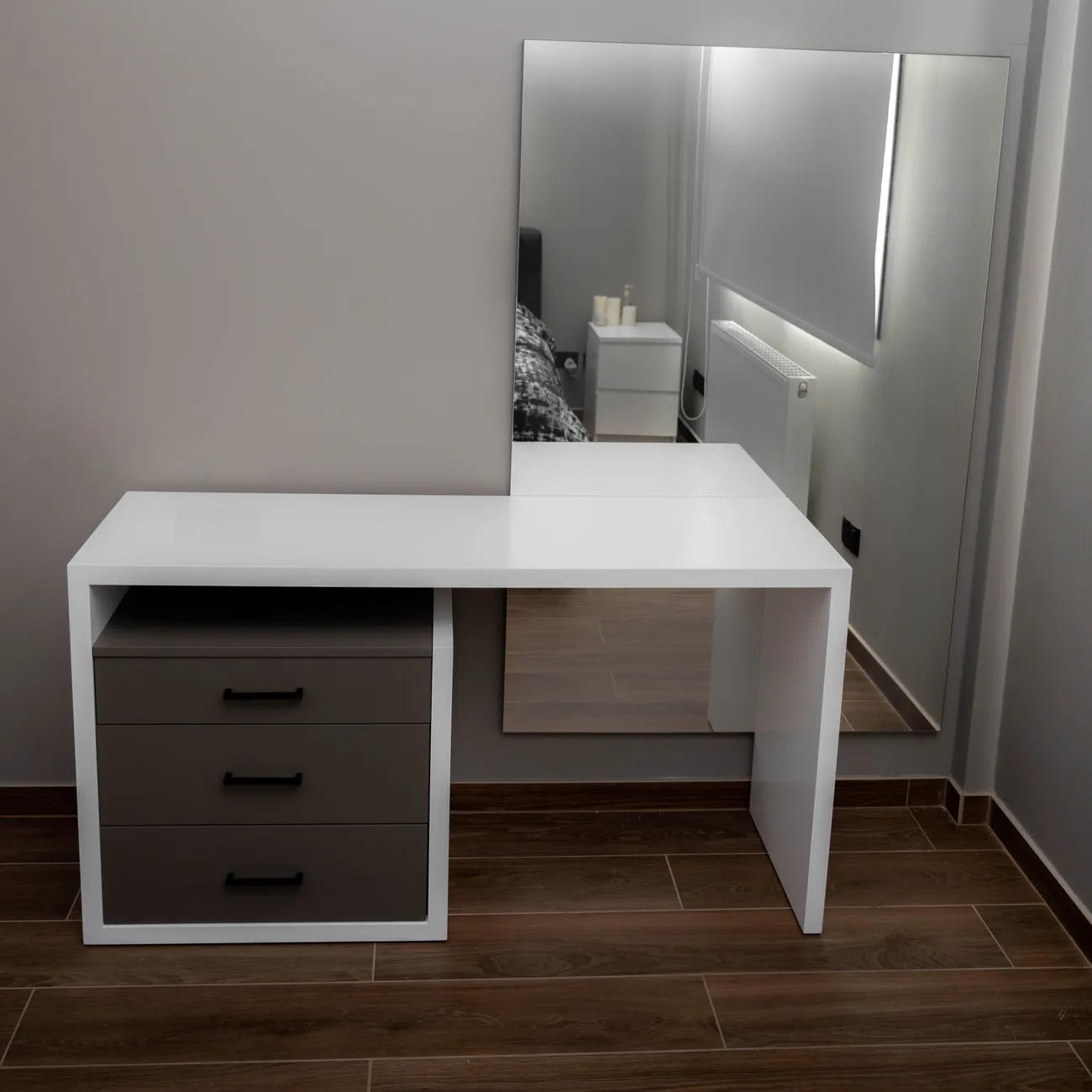 Dressing table